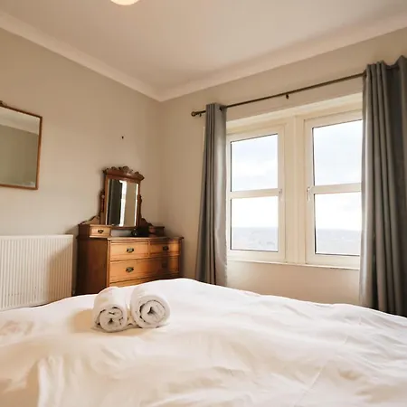 Spacious 2 Storey Penthouse Flat, Fantastic Views! *