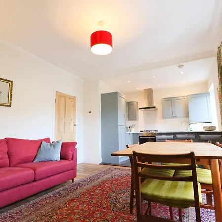 Spacious 2 Storey Penthouse Flat, Fantastic Views!