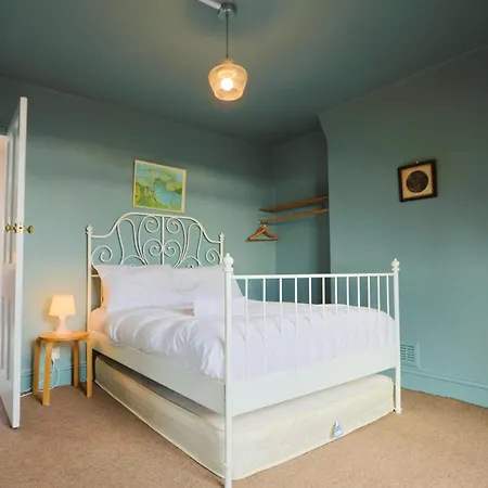 Spacious 2 Storey Penthouse Flat, Fantastic Views!