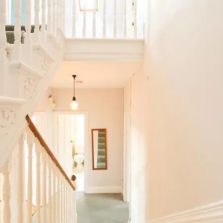 Spacious 2 Storey Penthouse Flat, Fantastic Views!