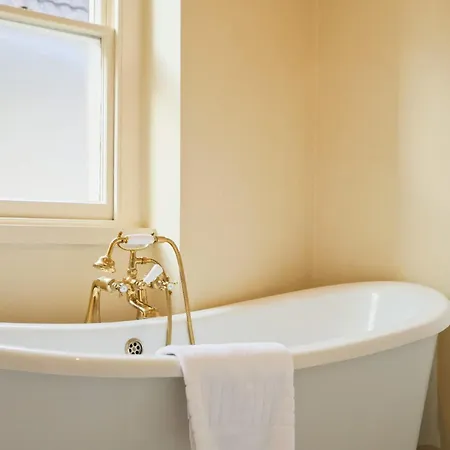 Spacious 2 Storey Penthouse Flat, Fantastic Views! 아파트 *