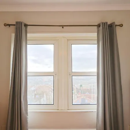 Spacious 2 Storey Penthouse Flat, Fantastic Views!